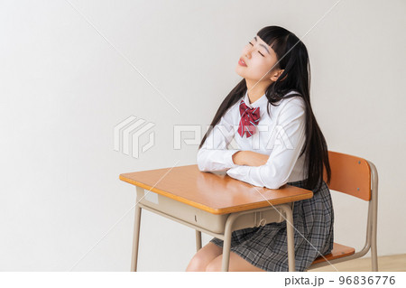 制服を着た女子学生　考える　教室 96836776