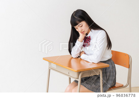 制服を着た女子学生 考える 教室 制服を着た女子学生 考える 教室 96836778