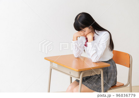 制服を着た女子学生　考える　教室 96836779