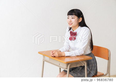 制服を着た女子学生　教室 96836780