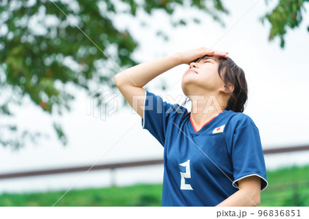 サッカー観戦で失点してショックを受けるサッカーファン・サポーターの日本人女性 96836851