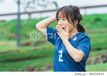 サッカー観戦で失点してショックを受けるサッカーファン・サポーターの日本人女性 96836854