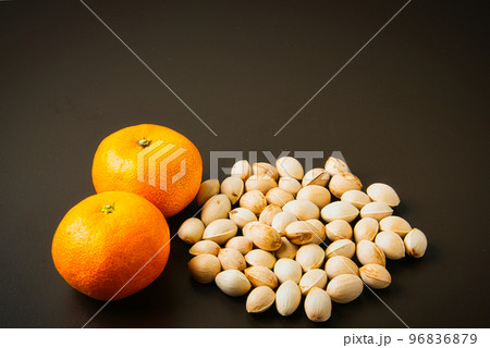 イチョウの木の下で集めた銀杏の果肉を洗い落として、実だけにしたぎんなんと温州みかん 96836879