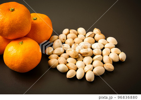 イチョウの木の下で集めた銀杏の果肉を洗い落として、実だけにしたぎんなんと温州みかん 96836880