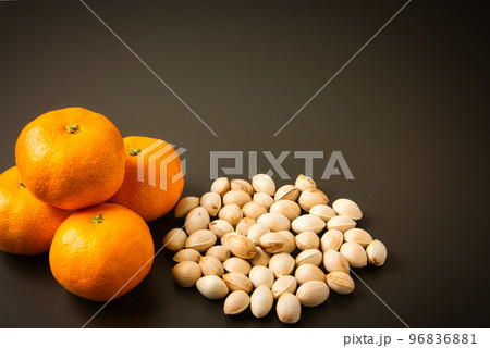 イチョウの木の下で集めた銀杏の果肉を洗い落として、実だけにしたぎんなんと温州みかん 96836881