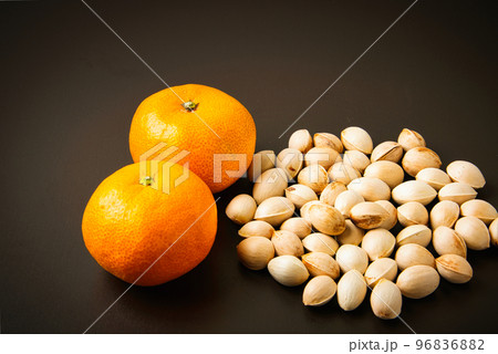 イチョウの木の下で集めた銀杏の果肉を洗い落として、実だけにしたぎんなんと温州みかん 96836882