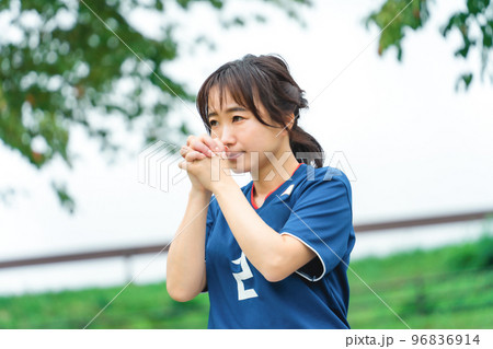 祈るように日本代表を応援するサッカーファン・サポーターの日本人女性 96836914