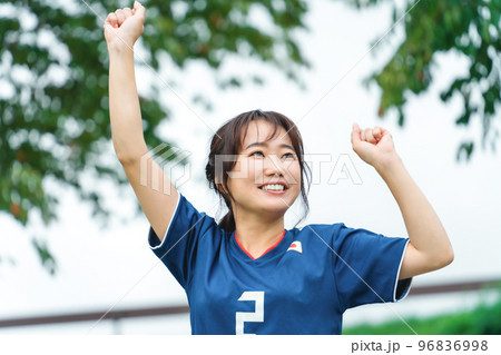 サッカーで勝利してガッツポーズするサッカーファン・サポーター 96836998