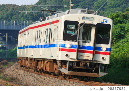 山陽本線を走る105系電車（JR西日本） 96837022