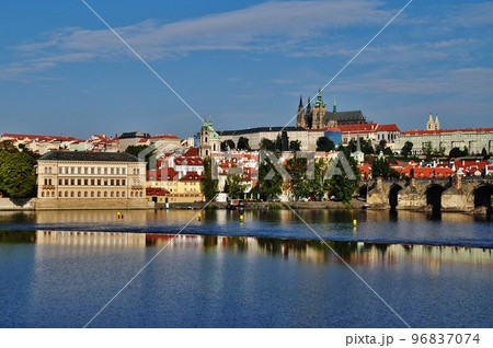 カレル橋のプラハ旧市街の街並み 96837074