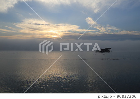 つくば霞ヶ浦りんりんロードから見る朝の霞ヶ浦 96837206