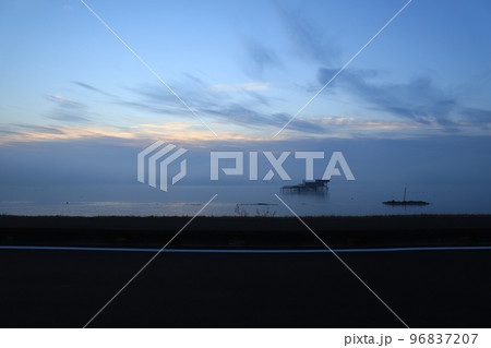 つくば霞ヶ浦りんりんロードから見る朝の霞ヶ浦 96837207