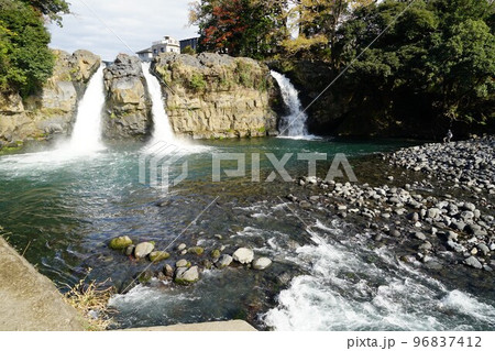 静岡県裾野市の裾野市中央公園の五竜の滝の風景 96837412