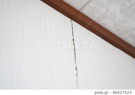 老朽化した木造住宅の壁の亀裂イメージ｜地震災害｜昭和の家｜中古住宅イメージ 96837424