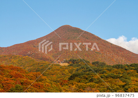 紅葉に染まる会津磐梯山 紅葉に染まる会津磐梯山 96837475
