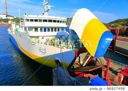 【大分県】カーフェリー着岸作業(佐賀関港の国道九四フェリー) 【大分県】カーフェリー着岸作業(佐賀関港の国道九四フェリー) 96837498