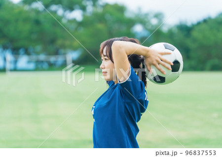 スローインしようとするフットサル・女子サッカー選手 96837553