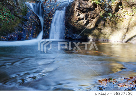 晩秋の聖岩 升滝 96837556