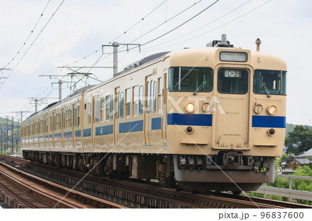 山陽本線を走る115系電車（JR西日本） 96837600