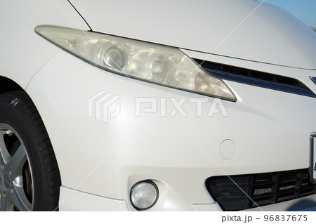 経年劣化でヘッドライトが曇った自動車イメージ 経年劣化でヘッドライトが曇った自動車イメージ 96837675