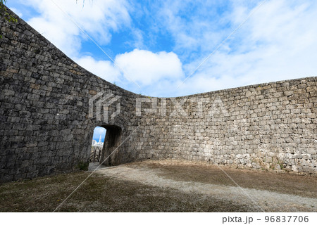 沖縄浦添ようどれ一番庭と曲線美の石垣 96837706