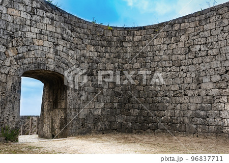 沖縄浦添ようどれ一番庭 96837711