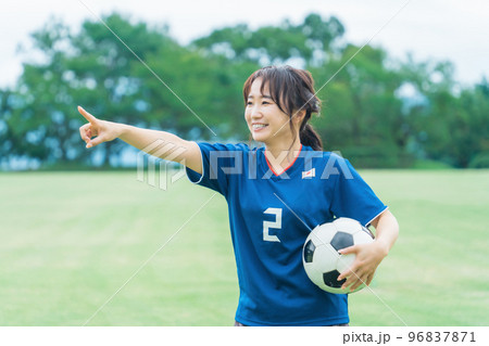 趣味でフットサル・サッカーをするサッカー選手の女性 96837871