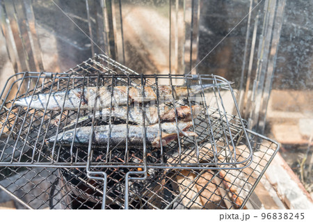 【中津川の河川敷でオートキャンプ　熾火を使って生サンマの塩焼き】 96838245