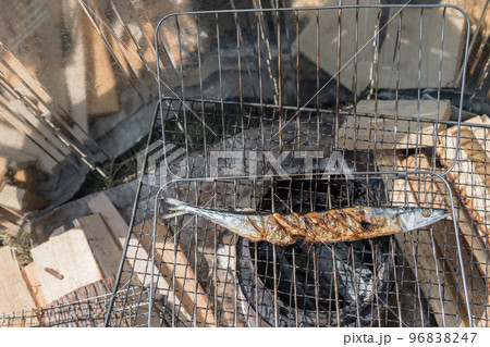 【中津川の河川敷でオートキャンプ　熾火を使って生サンマの塩焼き】 96838247