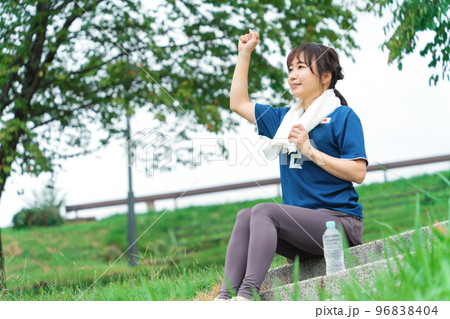 バブリックビューイングでW杯を観戦するサッカーファン・サポーターの女性 96838404