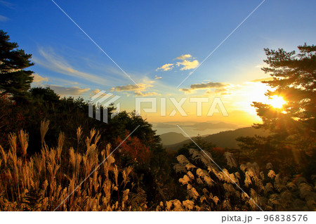 すすきが美しく浮かび上がる 野呂山の夕暮れ風景 96838576