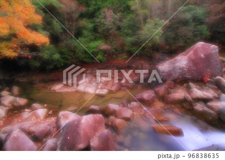 水の流れる音が心地良い 秋の野呂川 96838635