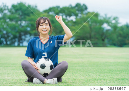 サッカーで勝利してガッツポーズするサッカーファン・サポーターの日本人女性 サッカーで勝利してガッツポーズするサッカーファン・サポーターの日本人女性 96838647