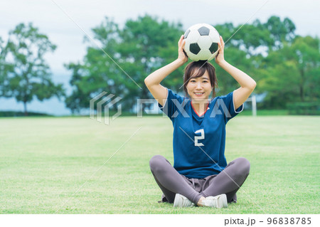 運動場でサッカーボールを持つサッカーファン・サポーターの日本人女性 運動場でサッカーボールを持つサッカーファン・サポーターの日本人女性 96838785
