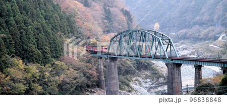 【徳島】吉野川に架かる鉄橋を渡る鉄道車両（土讃線） 96838848