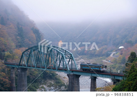 【徳島】吉野川に架かる鉄橋を渡る鉄道車両(土讃線) 【徳島】吉野川に架かる鉄橋を渡る鉄道車両(土讃線) 96838851