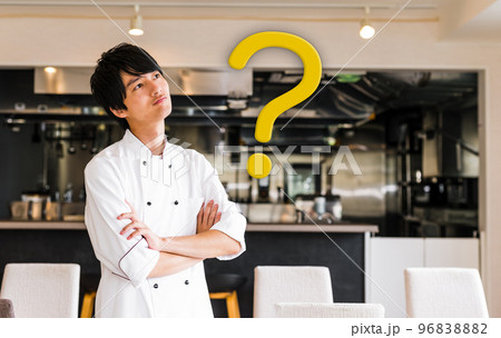 厨房で働く調理人 96838882