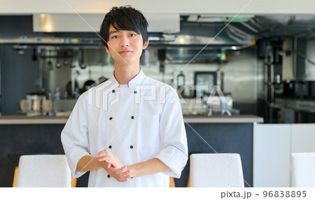 厨房で働く調理人 厨房で働く調理人 96838895