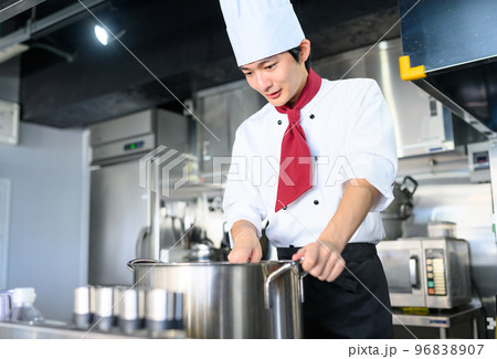 厨房で働く調理人 96838907