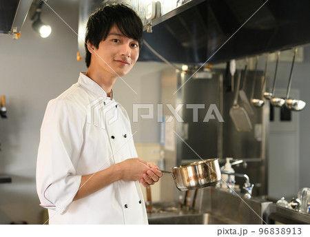 厨房で働く調理人 厨房で働く調理人 96838913