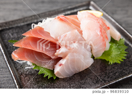 美味しいお刺身盛り合わせ 96839310