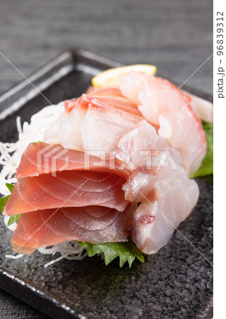 美味しいお刺身盛り合わせ 96839312