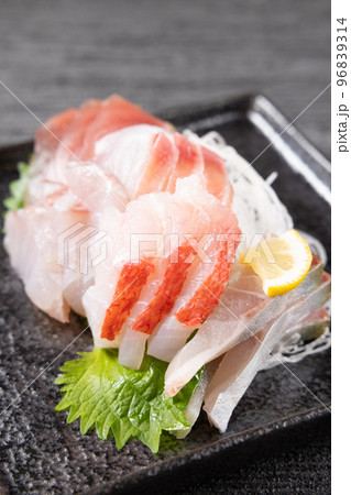美味しいお刺身盛り合わせ 96839314