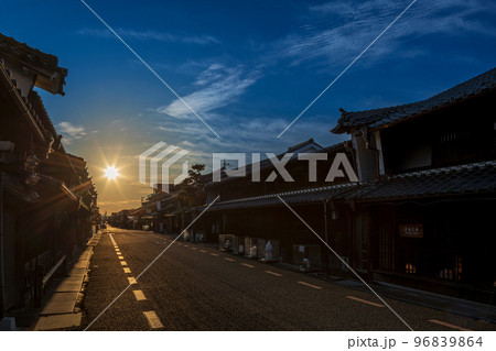 夕日が沈む「うだつの上がる」町並み(岐阜県 美濃市) 夕日が沈む「うだつの上がる」町並み(岐阜県 美濃市) 96839864