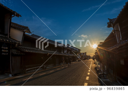 夕日が沈む「うだつの上がる」町並み(岐阜県 美濃市) 夕日が沈む「うだつの上がる」町並み(岐阜県 美濃市) 96839865