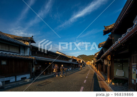 夕日が沈む「うだつの上がる」町並み（岐阜県 美濃市） 96839866