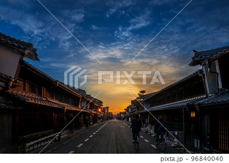 夕焼けの「うだつの上がる町並み」（岐阜県 美濃市） 96840040