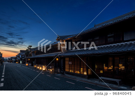 夕焼けの「うだつの上がる町並み」(岐阜県 美濃市) 夕焼けの「うだつの上がる町並み」(岐阜県 美濃市) 96840045