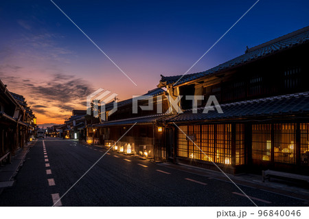 夕焼けの「うだつの上がる町並み」(岐阜県 美濃市) 夕焼けの「うだつの上がる町並み」(岐阜県 美濃市) 96840046