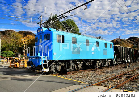 紅葉の秩父路… 貨物車牽引に大活躍する電気機関車 紅葉の秩父路… 貨物車牽引に大活躍する電気機関車 96840283